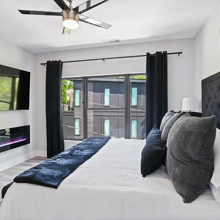 THE RED DOOR - Ultra Modern Atlanta Home - DesignedByDom Esterno foto