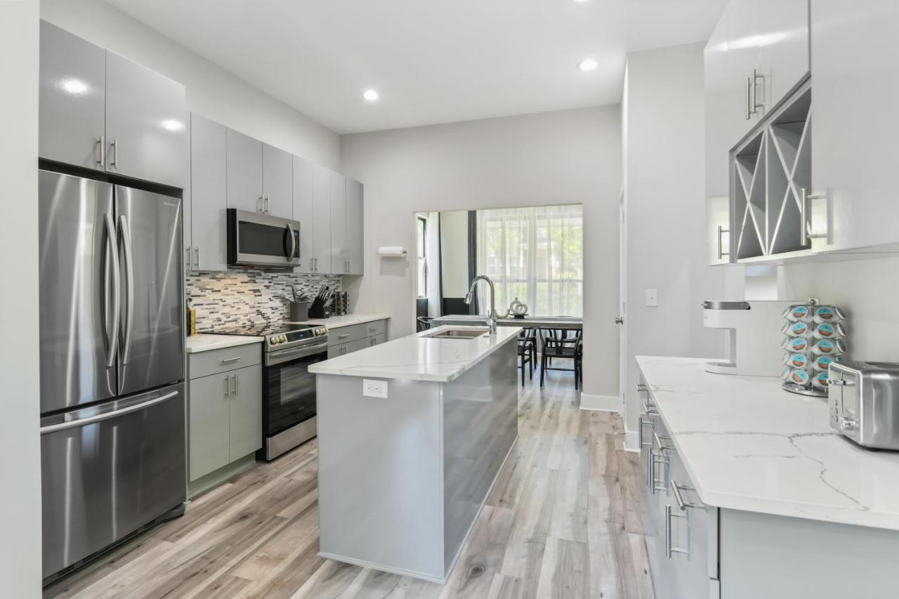 THE RED DOOR - Ultra Modern Atlanta Home - DesignedByDom Esterno foto