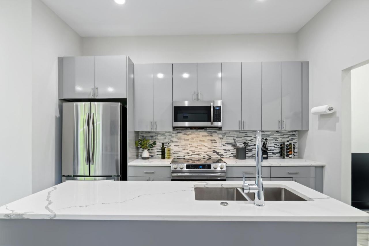 THE RED DOOR - Ultra Modern Atlanta Home - DesignedByDom Esterno foto