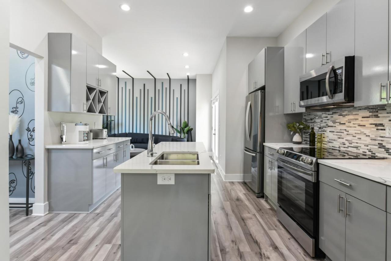THE RED DOOR - Ultra Modern Atlanta Home - DesignedByDom Esterno foto