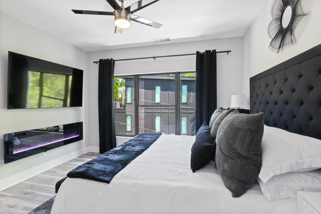 THE RED DOOR - Ultra Modern Atlanta Home - DesignedByDom Esterno foto