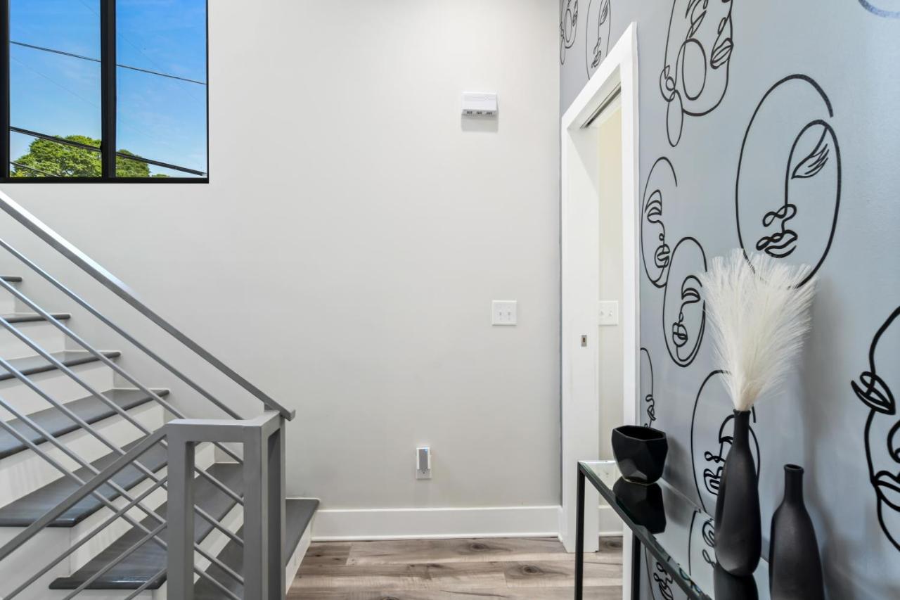 THE RED DOOR - Ultra Modern Atlanta Home - DesignedByDom Esterno foto