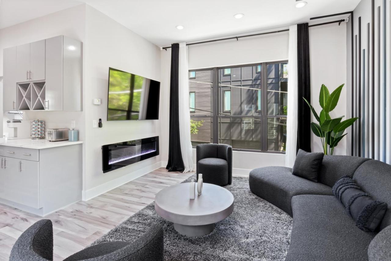 THE RED DOOR - Ultra Modern Atlanta Home - DesignedByDom Esterno foto