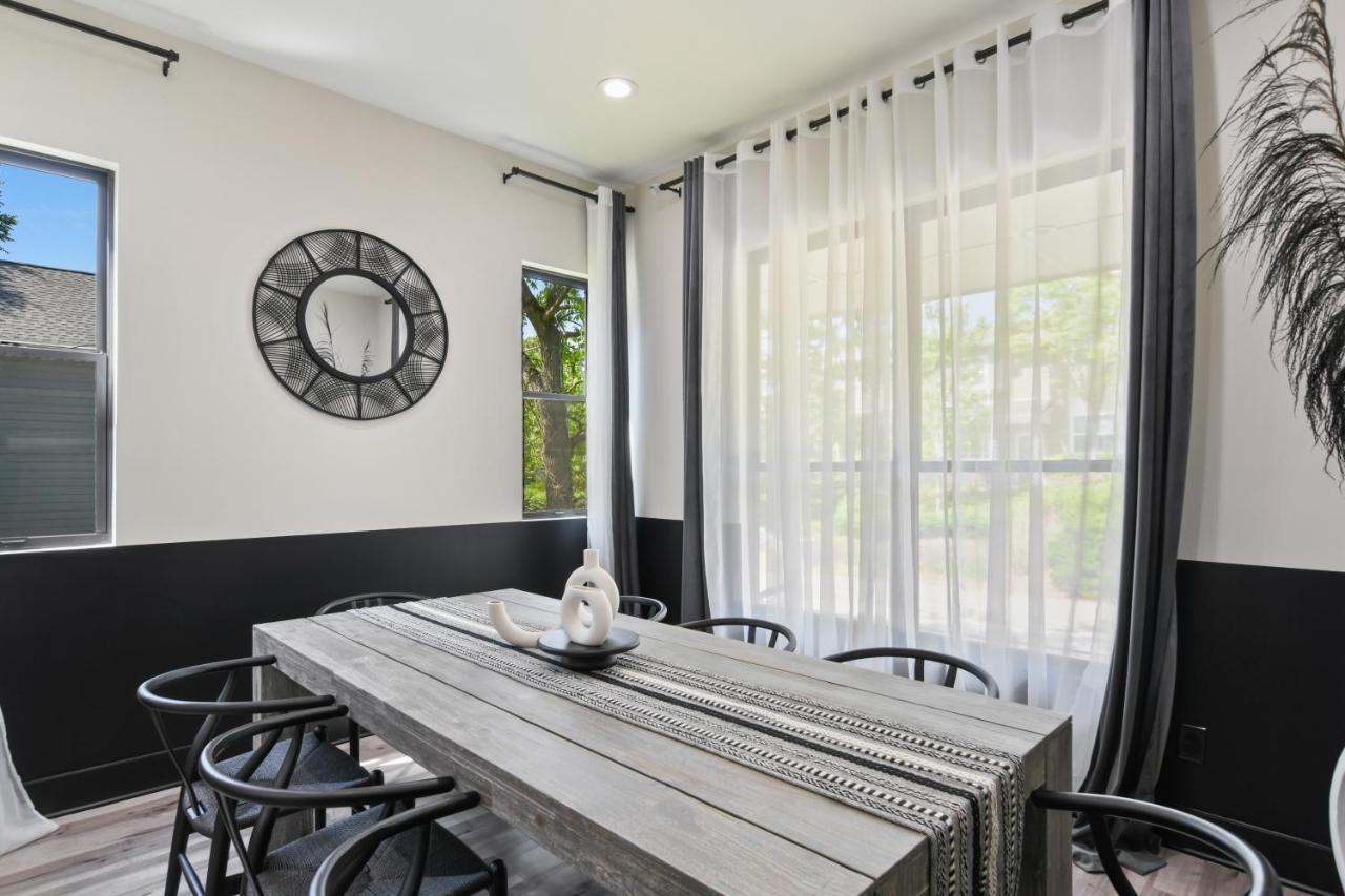 THE RED DOOR - Ultra Modern Atlanta Home - DesignedByDom Esterno foto