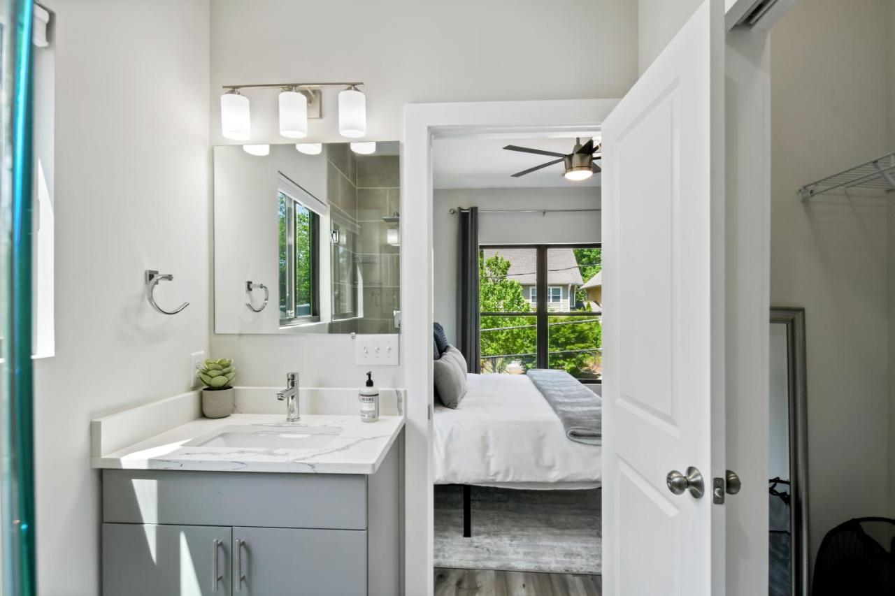 THE RED DOOR - Ultra Modern Atlanta Home - DesignedByDom Esterno foto