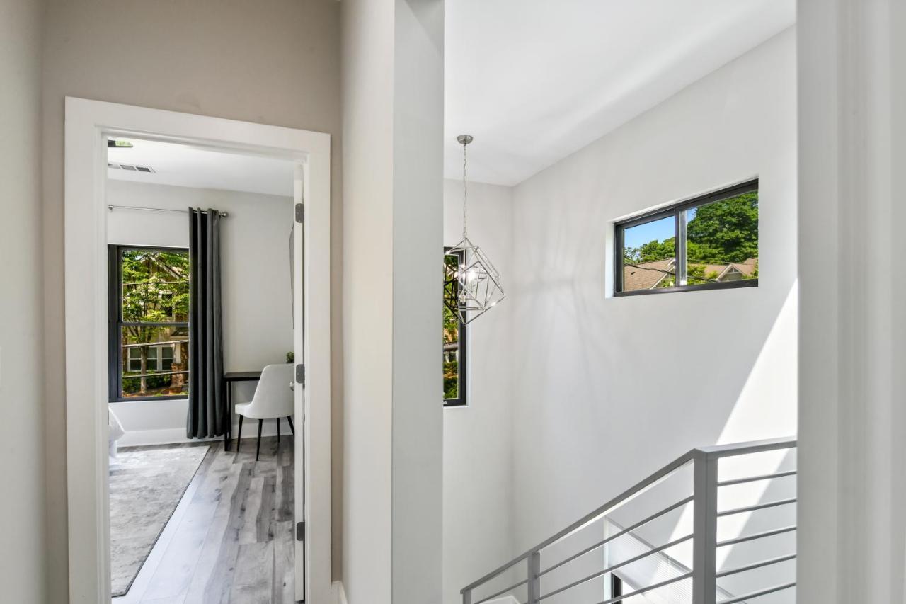 THE RED DOOR - Ultra Modern Atlanta Home - DesignedByDom Esterno foto
