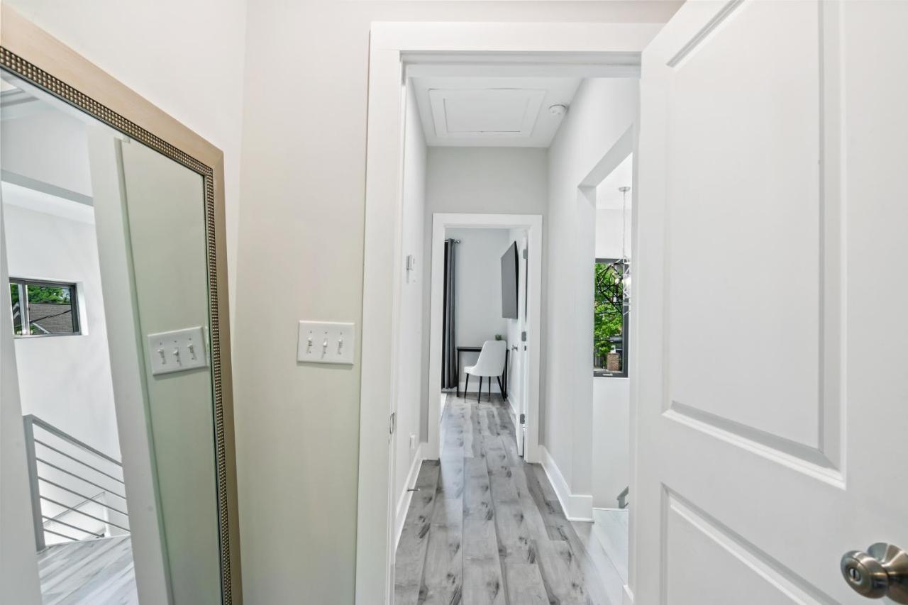 THE RED DOOR - Ultra Modern Atlanta Home - DesignedByDom Esterno foto