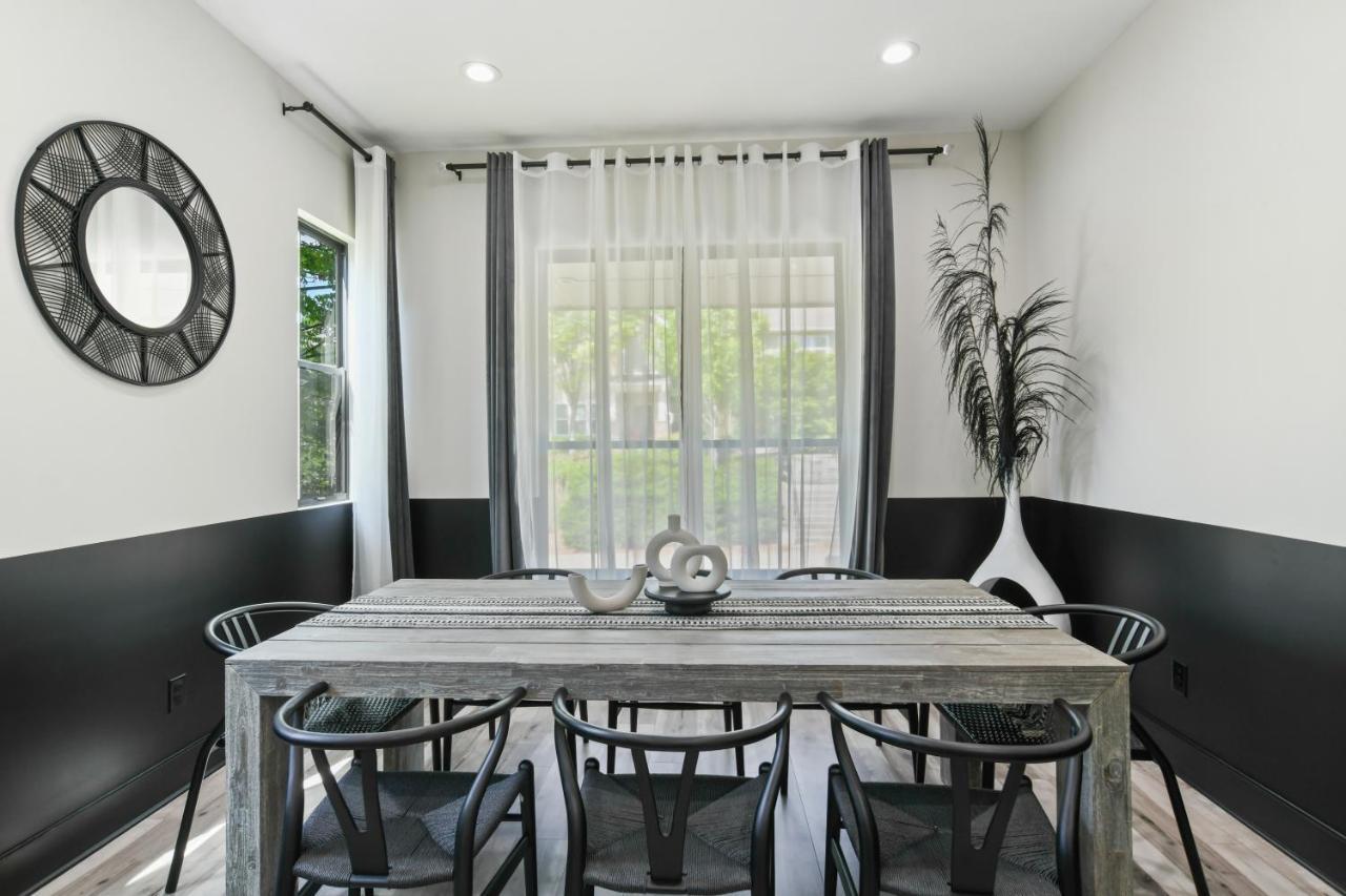 THE RED DOOR - Ultra Modern Atlanta Home - DesignedByDom Esterno foto