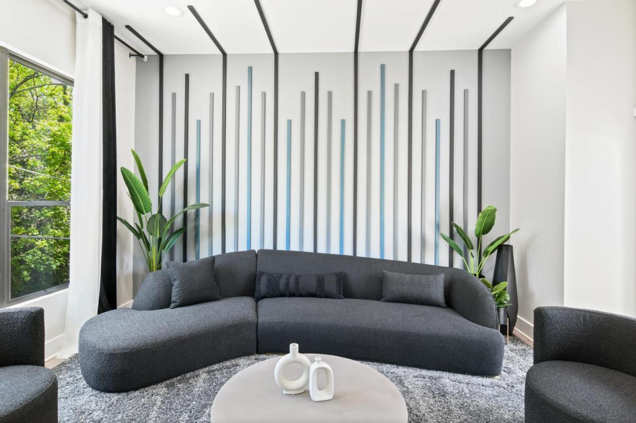 THE RED DOOR - Ultra Modern Atlanta Home - DesignedByDom Esterno foto