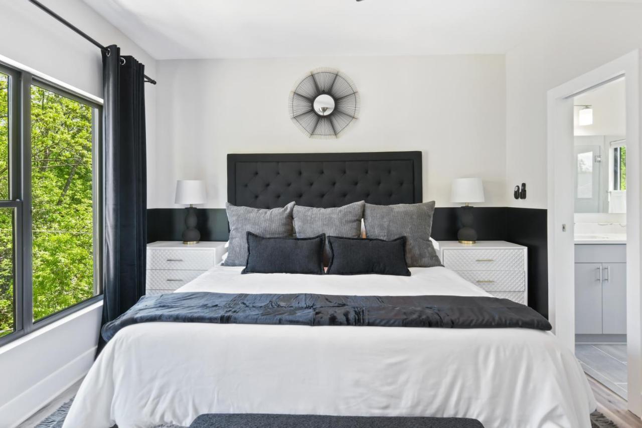 THE RED DOOR - Ultra Modern Atlanta Home - DesignedByDom Esterno foto