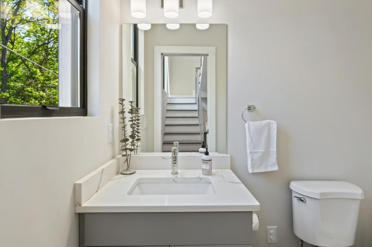 THE RED DOOR - Ultra Modern Atlanta Home - DesignedByDom Esterno foto