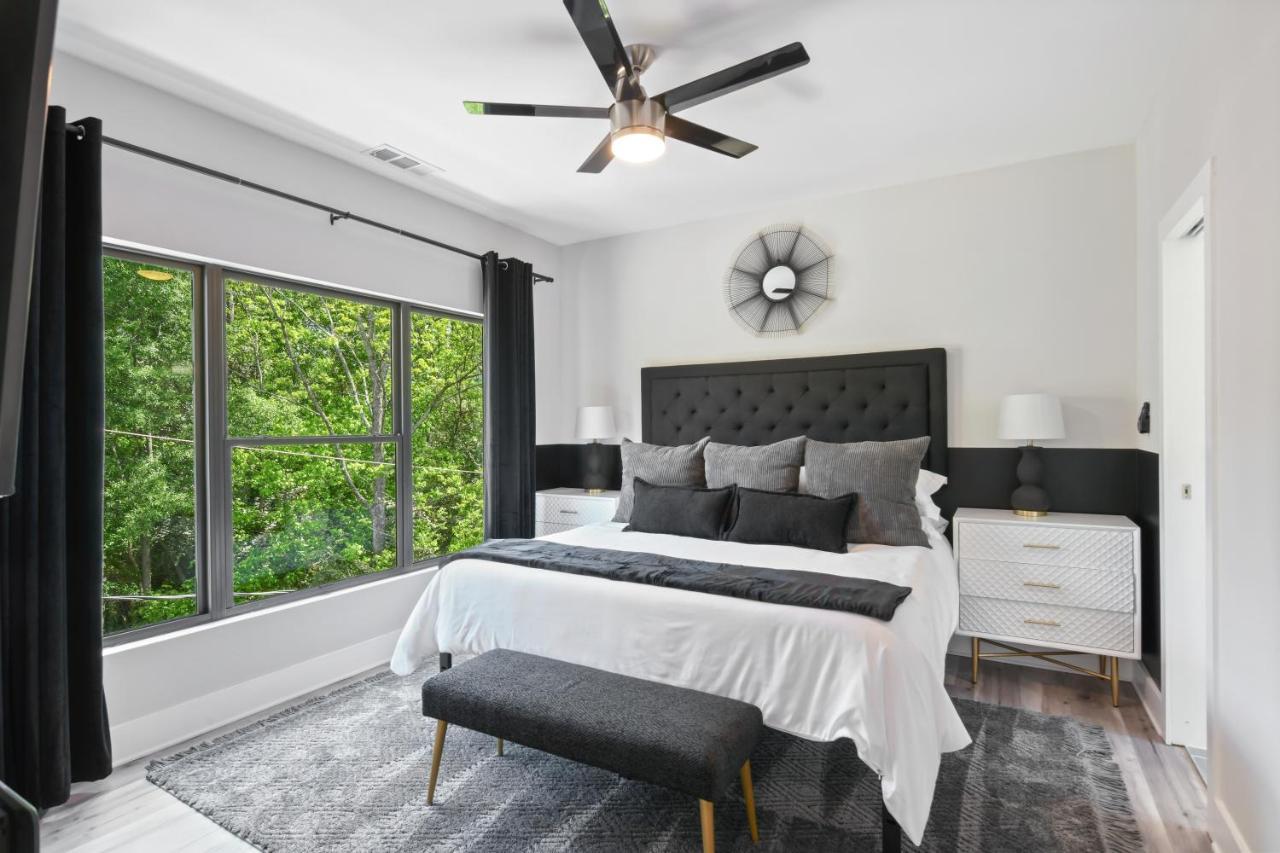 THE RED DOOR - Ultra Modern Atlanta Home - DesignedByDom Esterno foto