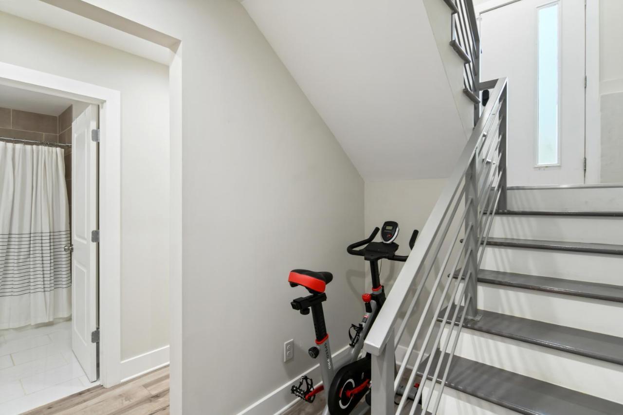 THE RED DOOR - Ultra Modern Atlanta Home - DesignedByDom Esterno foto